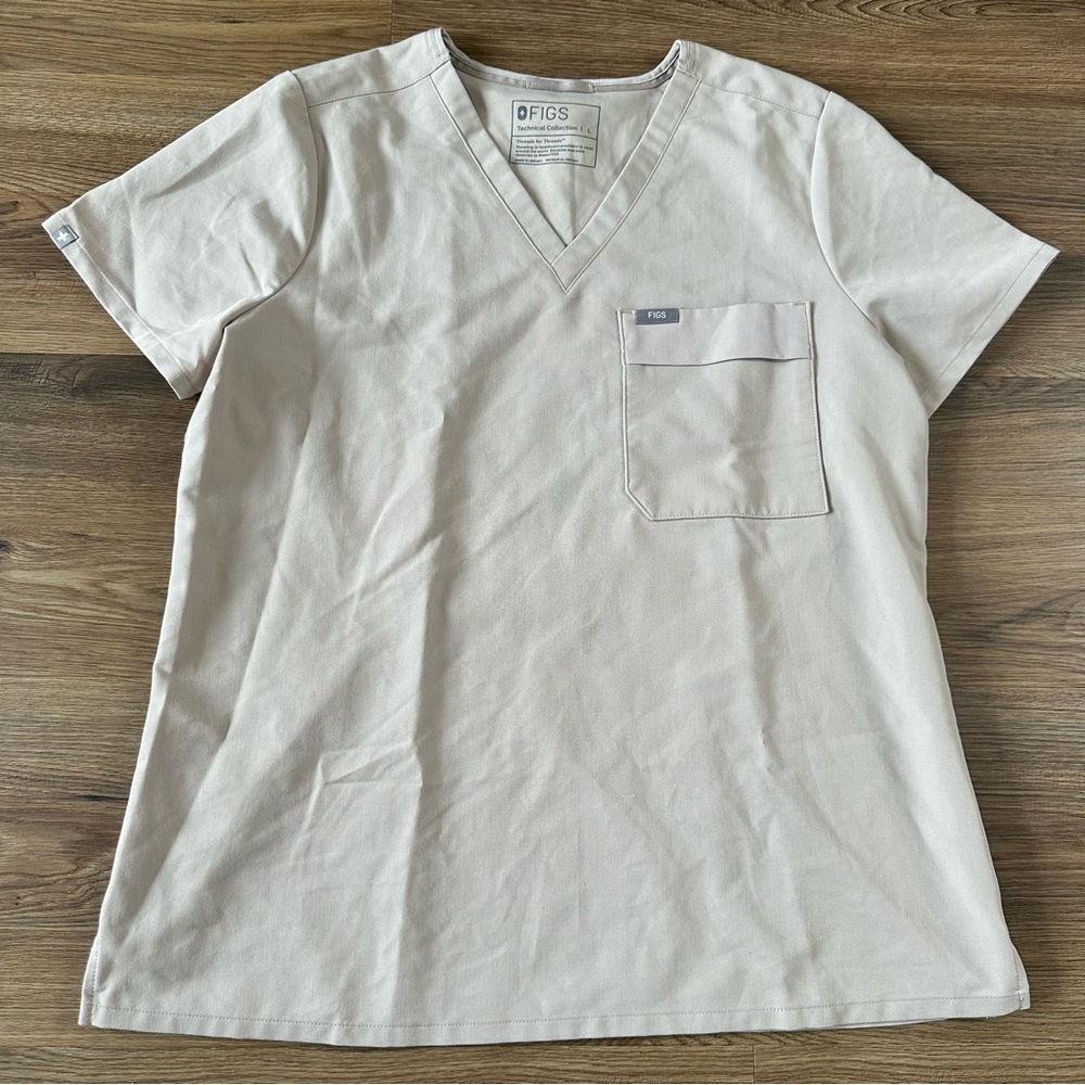 Figs Womens BEI Scrub Top Shirt Large Beige‎ Two Pocket Cargo V-Neck W22SW1047